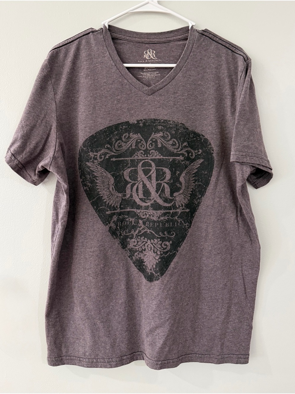 Rock & Republic Purple Brown V-Neck Black Guitar Pick Graphic Men's T-Shirt
